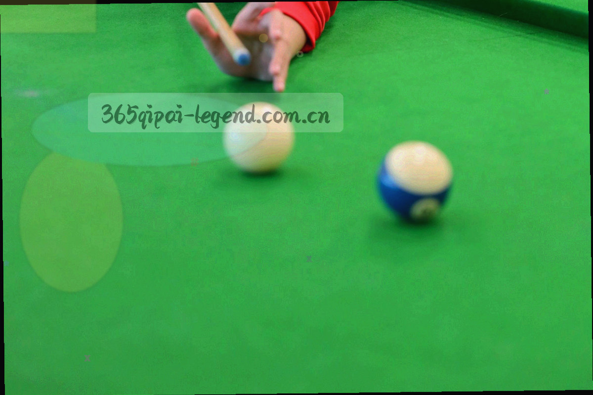 俯拍深绿桌面，手机与卡牌局部并置，暖铜色余光斜射