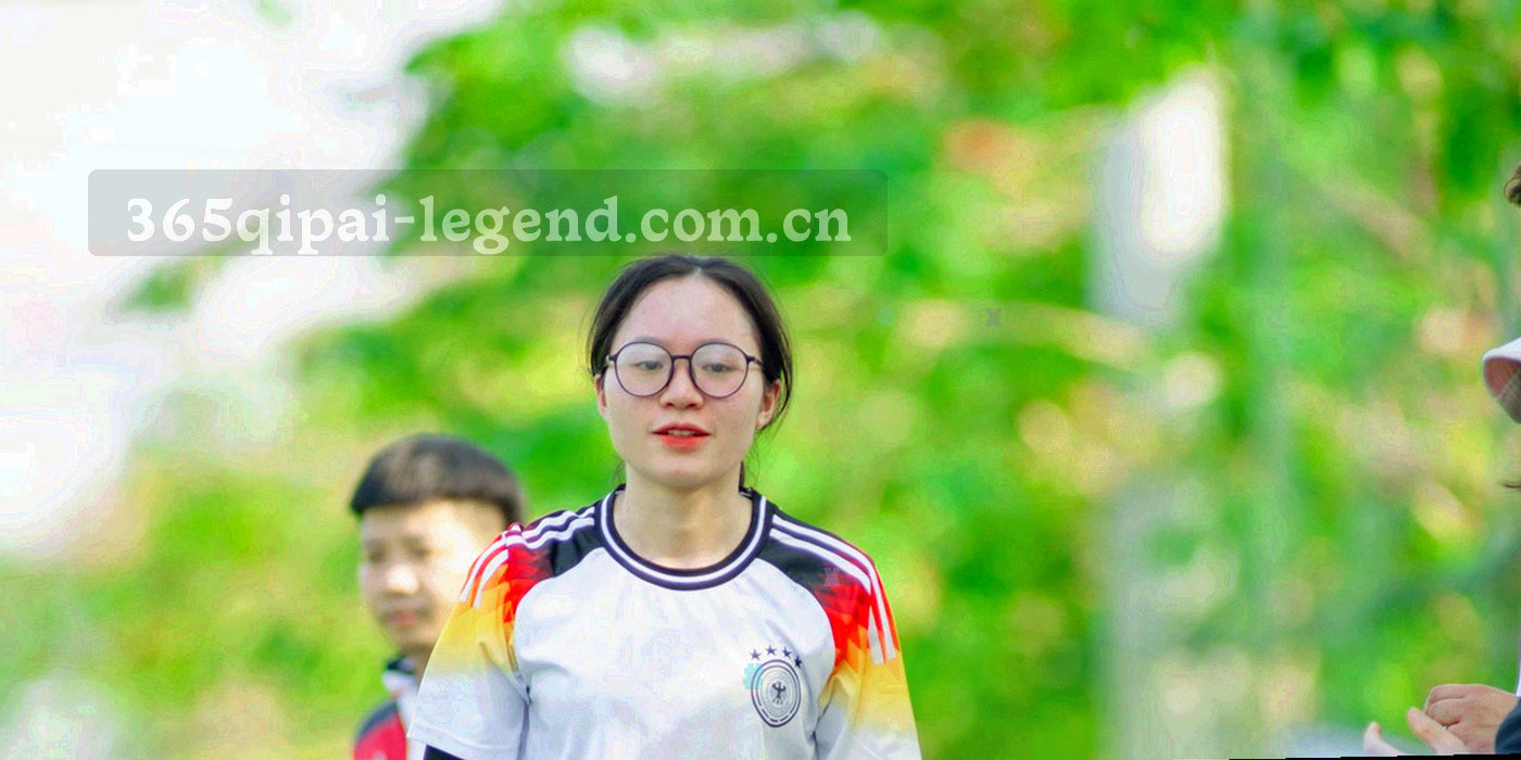 抽象数据网格与时间轴线条，墨绿底配铜金细线
